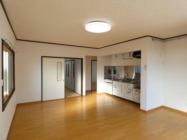 川北町4-17テラスハウスの居間・リビング