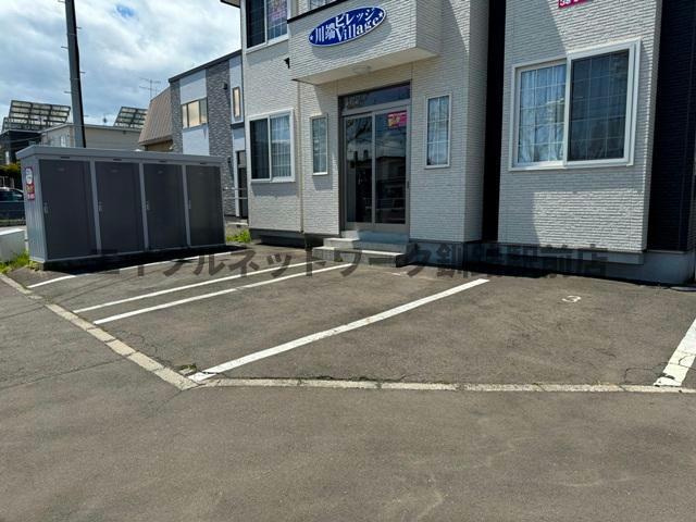 川端ビレッジの駐車場