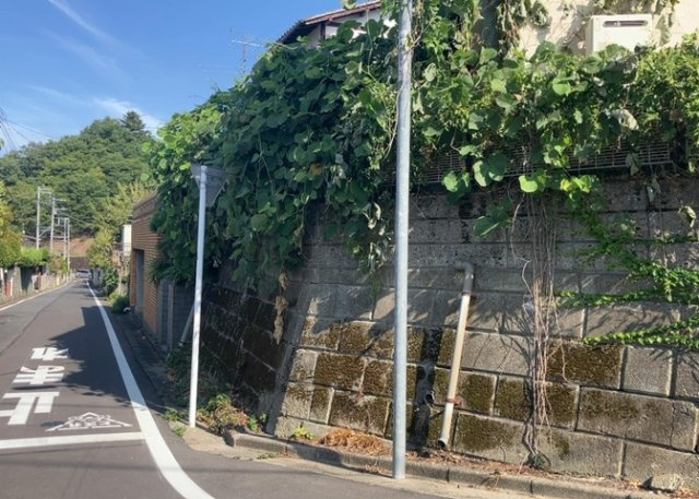 【外観】 | 土地の前の道路に消火栓が設置されていることがあります。この場合、道路交通法第45条第1項により、駐車禁止の場所が指定されています。そのため、車庫などの駐車スペースをつくることができない場合があります。