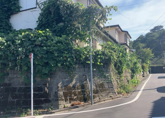 【外観】 | 隣家の土地はどうなっているのか、生活利便施設が近くにあるのか、学校まで近いかなど、お客様のライフスタイルにあわせたイメージが重要です。また、近くにあると困る施設が近くにないかも確認するといいでしょう。