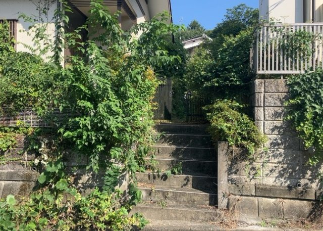 【外観】 | 土地購入を検討されている場合、境界杭がない状態で購入してしまうと境界確定測量をする必要があり、費用がかかります。購入の前に、売主、隣土地所有者立ち合いのもと境界を確定し境界杭を設置するのがベストです。