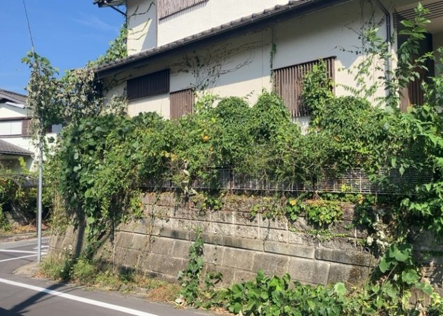 【外観】 | 家を建てる前提で土地を探している場合、地盤の丈夫さは譲れない条件の一つです。地盤が脆弱だと追加工事が必要となります。また、過去に地盤沈下や液状化現象を起こした土地は、できるだけ避けた方がいいでしょう。