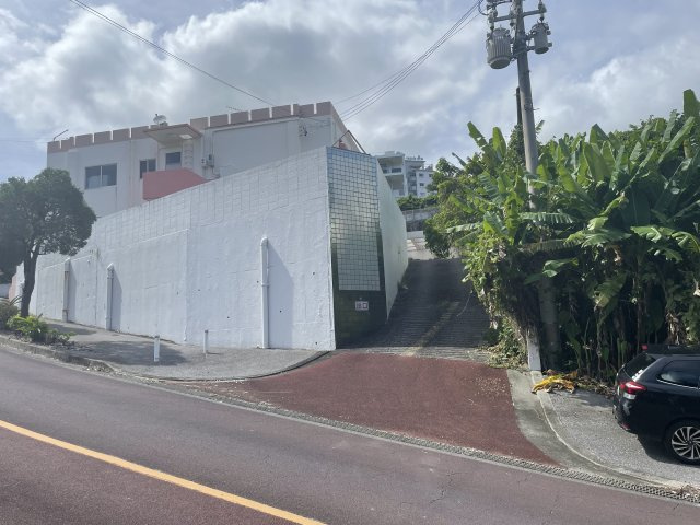 沖縄市比屋根収益物件の外観