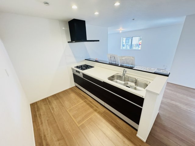 柏市増尾４丁目新築戸建【土小学校：6分】のキッチン|お手入れしやすいレンジフード・シンクの水栓には浄水器がついてます！