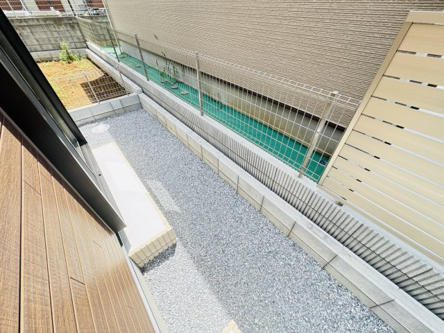 柏市増尾４丁目新築戸建【土小学校：6分】の庭|南側隣地境界スペース