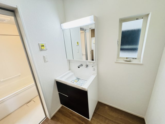 柏市増尾４丁目新築戸建【土小学校：6分】の独立洗面台|シャワーヘッド付き三面鏡洗面化粧台