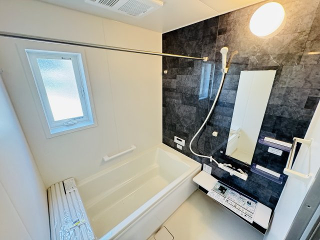 柏市増尾４丁目新築戸建【土小学校：6分】の浴室|手元で水流切り替えシャワーヘッド・足を伸ばせる広々浴槽で毎日リラックス♪