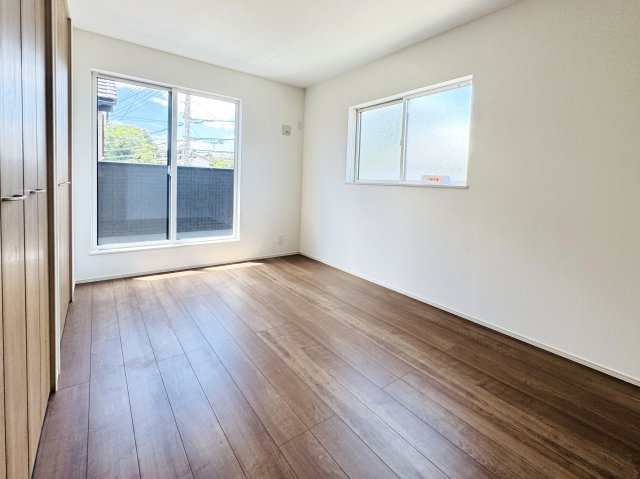 柏市増尾４丁目新築戸建【土小学校：6分】の寝室|7.5帖寝室・南側バルコニー前の明るいお部屋です♪