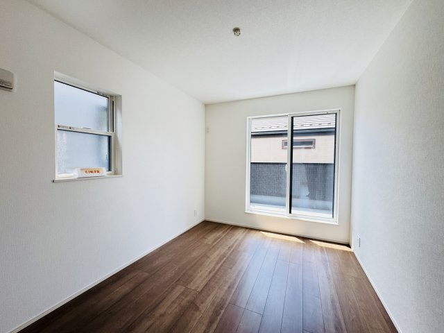 柏市増尾４丁目新築戸建【土小学校：6分】の子供部屋|6帖洋室・南側バルコニー前の明るいお部屋です♪