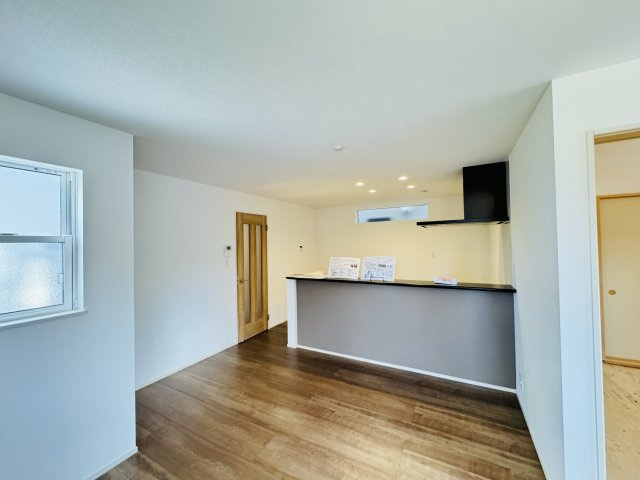 柏市増尾４丁目新築戸建【土小学校：6分】の居間・リビング|17.5帖リビングダイニングキッチン・リビングガス栓付き