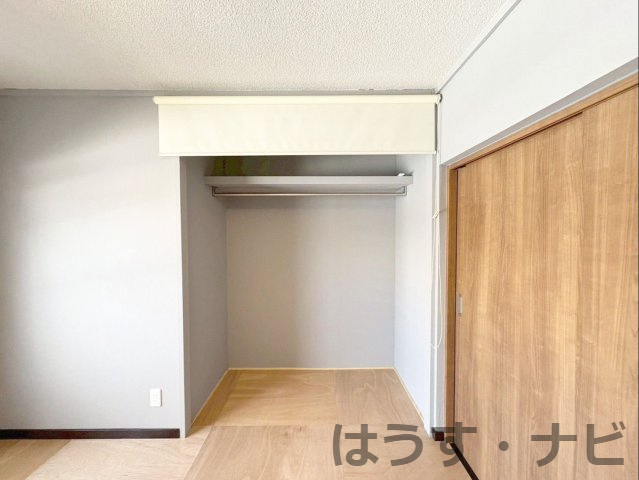 《オーナーチェンジ》多の津住宅団地5棟の収納|クローゼット（ロールスクリーン付き）