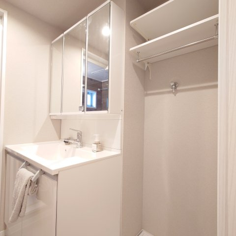 金沢シーサイドタウンさざなみ団地第１住宅１号棟の独立洗面台|洗濯機置き場の上には可動棚もございます