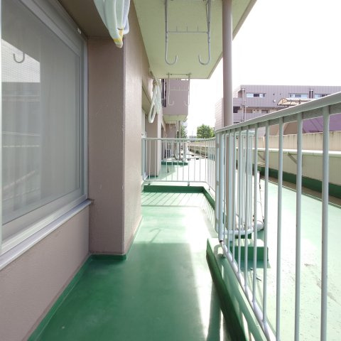 金沢シーサイドタウンさざなみ団地第１住宅１号棟のバルコニー