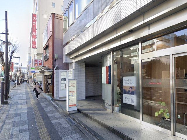 新高砂ビルのエントランス