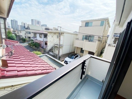 ミラノサラ02のバルコニー|外からの目が気にならないバルコニーで洗濯物が干せます