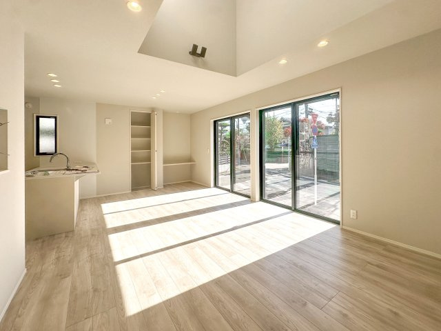 新築分譲［ミラクラス境］の居間・リビング|１７．５帖LDK
水回り集中など共働き夫婦の「家事ラク」を徹底追及（２０２５年１１月撮影）