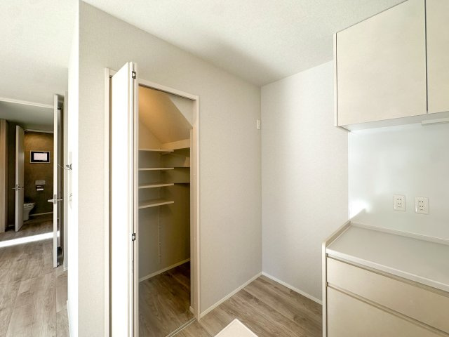 新築分譲［ミラクラス境］のキッチン|キッチンパントリー
収納豊富で「片付かない」ストレスから解放