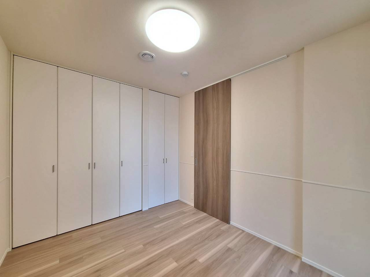 プレミアメゾンの洋室|★南側5.5帖の洋室★