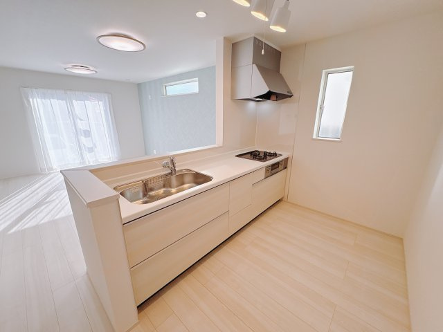 ハートフルタウン 宇都宮市御幸本町のキッチン|〇キッチン〇
お料理をしながらお子様の様子を見守ることができる対面キッチンを採用。コミュニケーションがとりやすく、家族の絆が深まります。
※2026年1月撮影