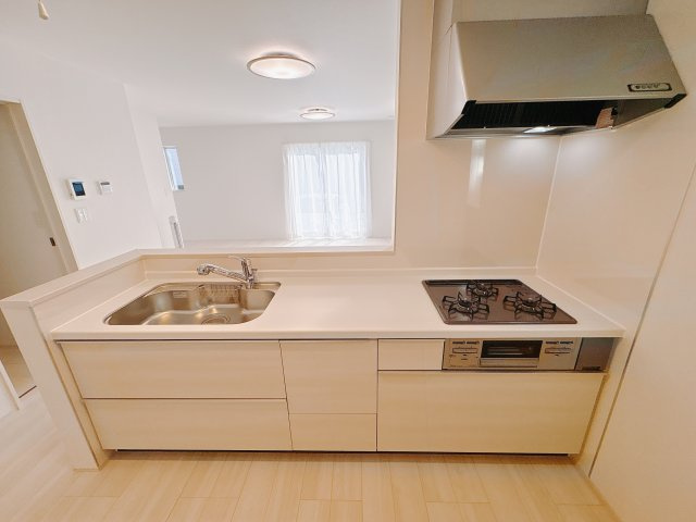 ハートフルタウン 宇都宮市御幸本町のキッチン|〇キッチン〇
広々しているキッチンなので、ご家族と一緒にお料理をすることもできます。また、カウンターがあるので出来上がった料理を置いて、ダイニングに運ぶのを手伝ってもらえます。
※2026年1月撮影