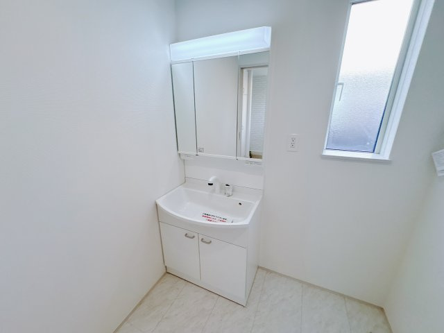 ハートフルタウン 宇都宮市御幸本町の独立洗面台|〇洗面化粧台〇
三面鏡のウラやシンク下の収納、たっぷり！お手入れ楽々シャワー付き洗面化粧台。くもり止め付きのため、お風呂上りでも見やすい鏡です！
※2026年1月撮影