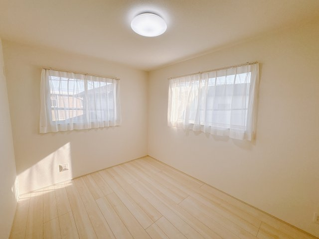 ハートフルタウン 宇都宮市御幸本町の洋室|〇2F洋室6帖〇
2面採光のため、明るい2階居室です。居室のサッシにはペアガラスを採用♪
高い断熱性による省エネと結露対策に有効です。
※2026年1月撮影