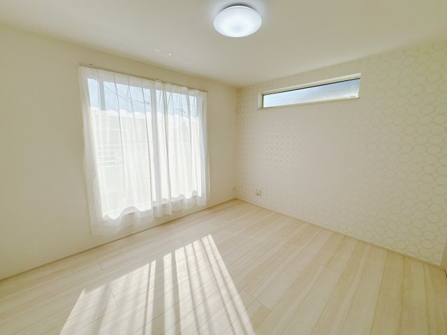 ハートフルタウン 宇都宮市御幸本町の洋室|〇2F洋室7帖〇
大容量ウォークインクローゼット付き２階主寝室。バルコニーに面しているため、お洗濯干しもラクラク、明るいお部屋です。
※2026年1月撮影