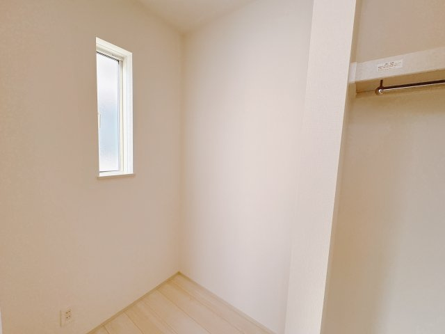 ハートフルタウン 宇都宮市御幸本町の洋室|〇ウォークインクローゼット〇
クローゼットお隣に設けたフリースペース。窓が付いているので開放感があり空気の入れ替えも楽ちんです♪
※2026年1月撮影