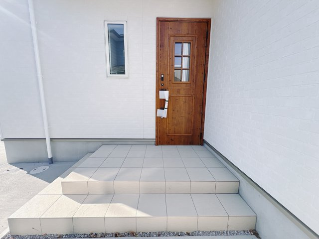 ハートフルタウン 宇都宮市御幸本町の玄関|〇玄関ポーチ〇
雨の日でも安心な屋根付き、人感センサー照明付き玄関ポーチ。シンプルかつスタイリッシュなポストが標準装備です。
※2026年1月撮影