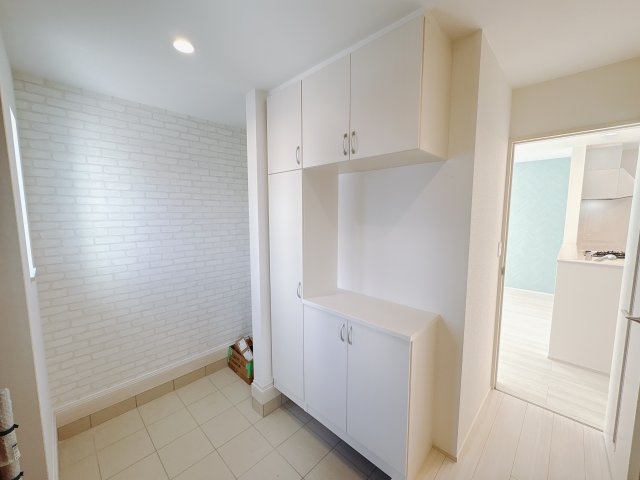 ハートフルタウン 宇都宮市御幸本町の玄関|〇玄関〇
大容量コの字型玄関収納。中は全て自由に動かせる可動棚タイプのため、季節物の長いブーツや高さのあるベビーカー・ゴルフバッグなどもキレイにすっきり収納できます！
※2026年1月撮影