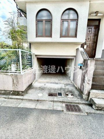 東阪田一戸建の駐車場