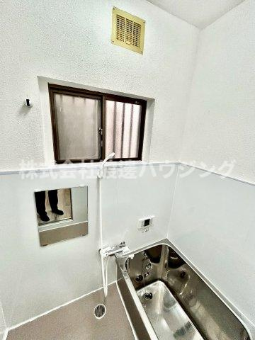 東阪田一戸建の浴室|浴室にも窓ございます