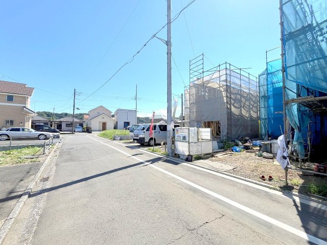 あきる野市牛沼の新築一戸建の前面道路含む現地写真