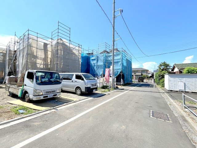 あきる野市牛沼の新築一戸建の前面道路含む現地写真