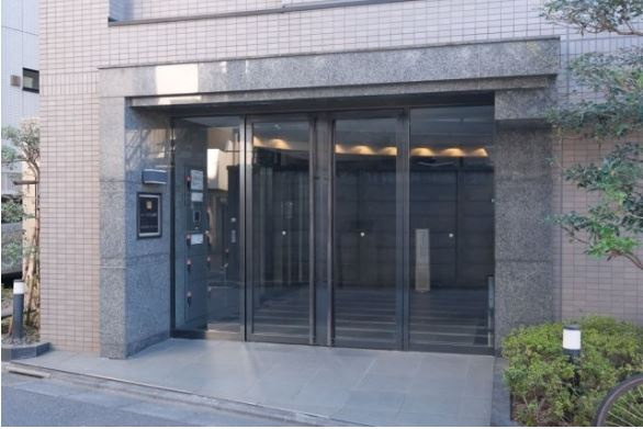 杉並区堀ノ内２丁目の賃貸マンションのエントランス