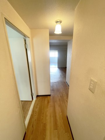 茨木グランドハイツの玄関|木目調の玄関廊下