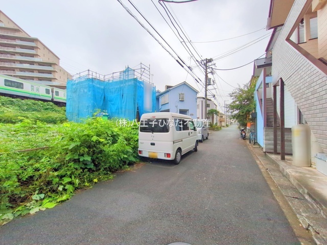 『八王子市新築戸建て』八王子市子安町1-55-2【仲介手数料無料】　２期の前面道路含む現地写真|～仲介手数料無料☆八王子ひなた不動産～八王子市子安町　新築戸建て