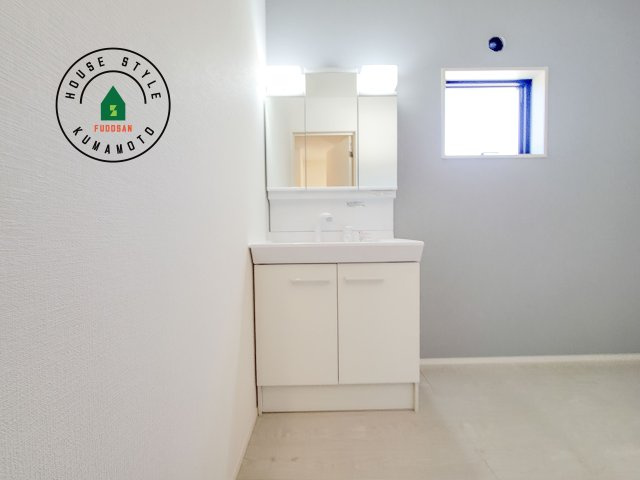 合志市合生第4-1棟（1号棟）　の内観：施工例|毎日使うものだから清潔な空間を保ちたい水回り。洗面にはそんな願いを解消させてくれる収納アイデアが満載です。三面鏡の裏側にはキャビネットが現れ小物から背の高い物まで収納できます。