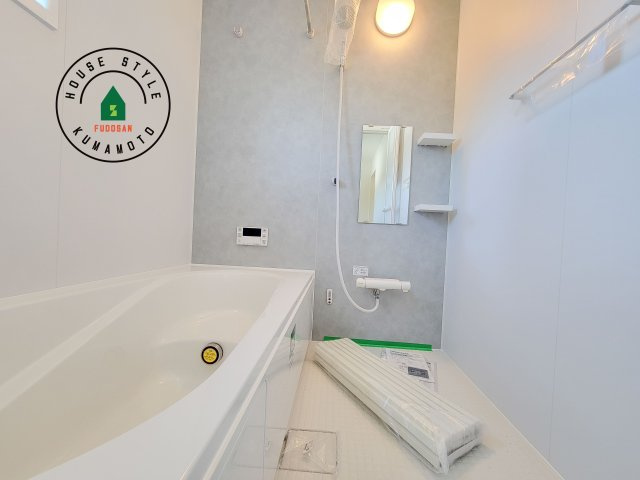 合志市合生第4-1棟（1号棟）　の内観：施工例|ウ窓もあるので換気も安心ですね。同社仕様。1日の疲れを癒してくれる広々バスルーム。雨の日のお洗濯にも大活躍な浴室乾燥機付です！