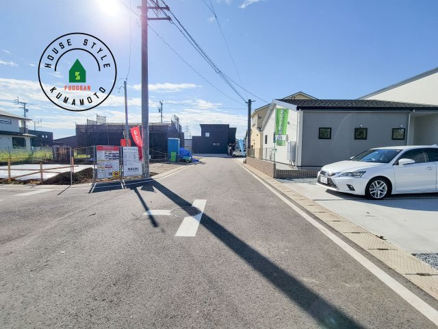 合志市合生第4-1棟（1号棟）　の前面道路含む現地写真|前面道路は閑静な住宅地をはしる車通りの少ない道路。お車の出し入れが苦手なママや小さなお子様にも安心ですね。しっかり舗装もされているので、ベビーカーや自転車で通っても快適に通行できます。