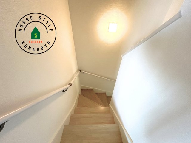 菊池郡大津町大字森第1-3棟（10号棟）　の内観：施工例|階段からも明るい光が入ります。採光や通風も階段の重要な役割です。