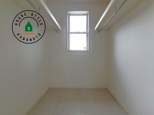 菊池郡大津町大字森第1-3棟（10号棟）　の内観：施工例|洋服や大きな荷物が多い方や人数の多いご家族などは、一般的なクローゼットよりもウォークインクローゼットのほうが使い勝手が良いです。