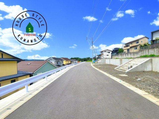 菊池郡大津町大字森第1-3棟（10号棟）　の前面道路含む現地写真|前面道路は閑静な住宅地をはしる車通りの少ない道路。お車の出し入れが苦手なママや小さなお子様にも安心ですね。しっかり舗装もされているので、ベビーカーや自転車で通っても快適に通行できます。