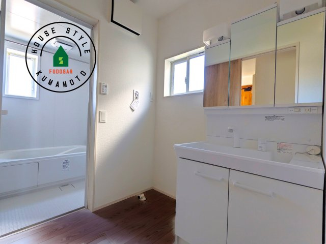 菊池郡大津町大字森第1-3棟（11号棟）　の内観：施工例|ゆとりの洗面スペースで朝の身支度もスムーズに。暮らしを快適に変えるシャワー付洗面台です！