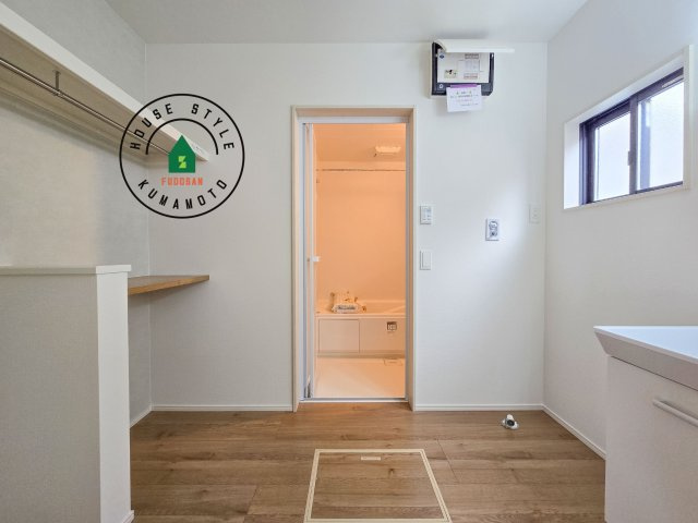 菊池郡大津町大字森第1-3棟（11号棟）　の脱衣所|ゆとりの洗面スペースで朝の身支度もスムーズに。暮らしを快適に変えるシャワー付洗面台です！