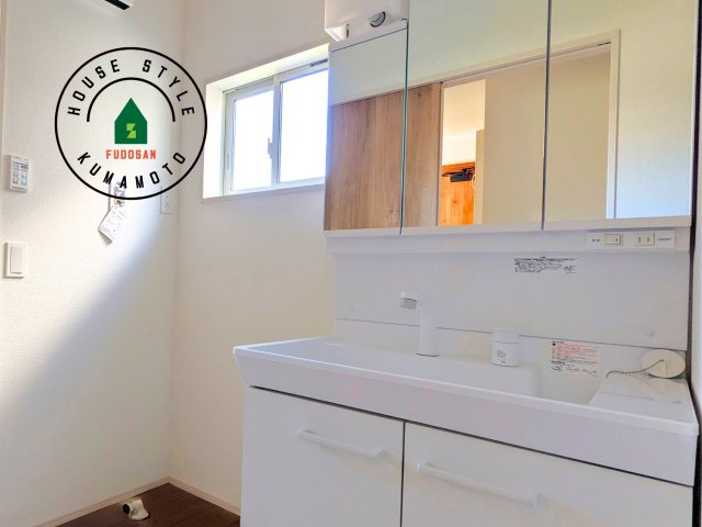 菊池郡大津町大字森第1-3棟（11号棟）　の内観：施工例|毎日使うものだから清潔な空間を保ちたい水回り。洗面にはそんな願いを解消させてくれる収納アイデアが満載です。三面鏡の裏側にはキャビネットが現れ小物から背の高い物まで収納できます。