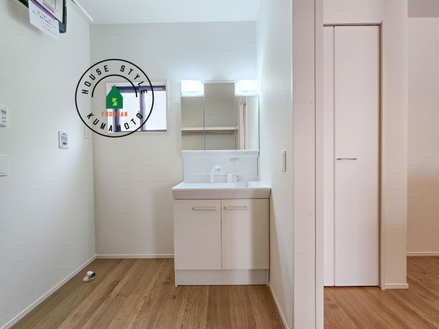 菊池郡大津町大字森第1-3棟（11号棟）　の独立洗面台|毎日使うものだから清潔な空間を保ちたい水回り。洗面にはそんな願いを解消させてくれる収納アイデアが満載です。三面鏡の裏側にはキャビネットが現れ小物から背の高い物まで収納できます。