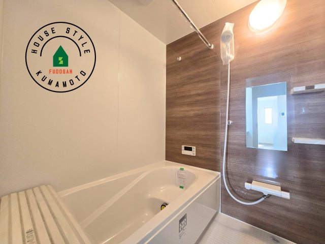 菊池郡大津町大字森第1-3棟（11号棟）　の内観：施工例|ウ窓もあるので換気も安心ですね。同社仕様。1日の疲れを癒してくれる広々バスルーム。雨の日のお洗濯にも大活躍な浴室乾燥機付です！