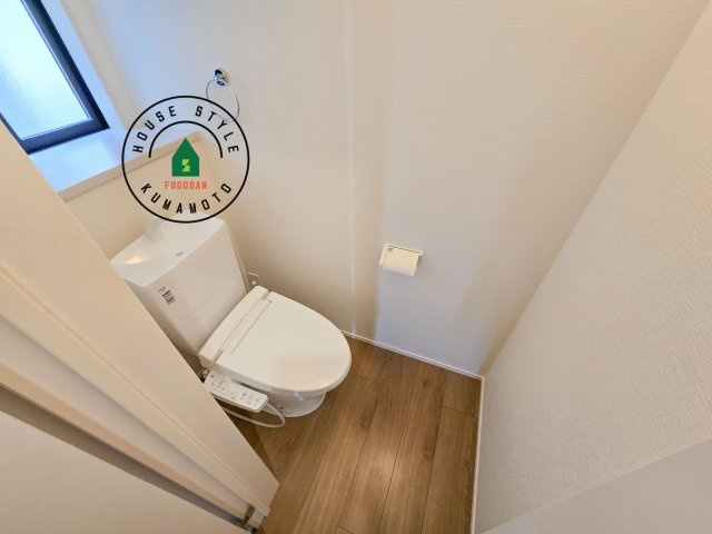 菊池郡大津町大字森第1-3棟（11号棟）　のトイレ|温水洗浄便座を完備しております。2ヶ所にトイレがあるのは朝の慌ただしい時間も安心です。