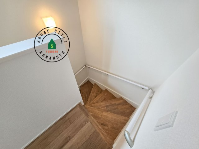 菊池郡大津町大字森第1-3棟（11号棟）　の内装|＜手すり付階段＞手すりがないと階段の昇り降りで危険なことはもちろん、壁に手をつきながら歩くことで壁紙が汚れやすくなります。すべての方に快適に昇り降りしていただくため、手すりを設置しました。